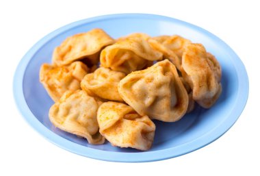 beyaz arka plan üzerinde izole bir tabak üzerinde köfte. domates soslu köfte üst görünümü