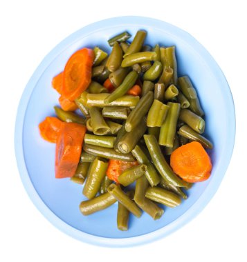 beyaz arka planda izole bir tabaktabak ta sarımsak ve havuç ile yeşil fasulye.havuç üst görünümü ile yeşil fasulye. sağlıklı gıda