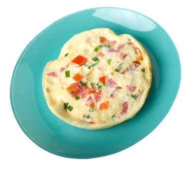 Beyaz arka planda izole bir plaka üzerinde domates ve yeşil soğan ile omlet. omlet üst görünümü. sağlıklı kahvaltı