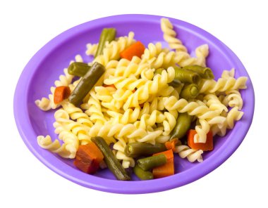 beyaz bir arka planda izole bir plaka üzerinde garlicand havuç ile yeşil fasulye ile makarna. Akdeniz mutfağı. Makarna üst görünümü.