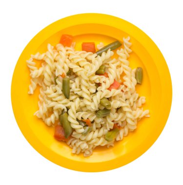 beyaz bir arka planda izole bir plaka üzerinde garlicand havuç ile yeşil fasulye ile makarna. Akdeniz mutfağı. Makarna üst görünümü.