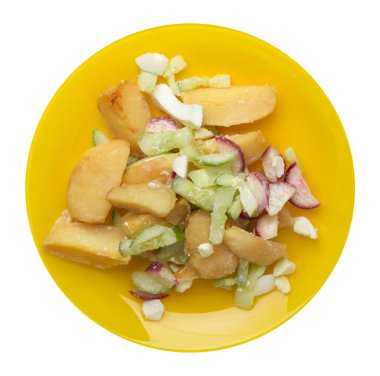 Beyaz arka planda izole bir plaka üzerinde sebze ile patates takozlar. rustik gıda. sebze üst görünümü ile patates.