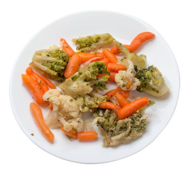 bir tabakta provencal sebzeler.beyaz arka planda izole edilmiş bir tabakta ızgara sebzeler.brokoli ve havuç bir tabak üst görünümünde.sağlıklı gıda