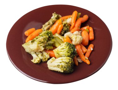 bir tabakta provencal sebzeler.beyaz arka planda izole edilmiş bir tabakta ızgara sebzeler.brokoli ve havuç bir tabak üst görünümünde.sağlıklı gıda