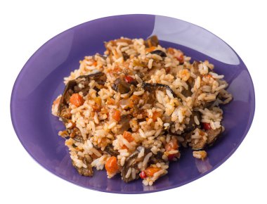 bir tabaktabakdomates ve biber ile kızarmış kabak ile pirinç. beyaz arka plan üzerinde izole sebze ile pirinç. vejetaryen yemek. Asya mutfağı üst görünümü