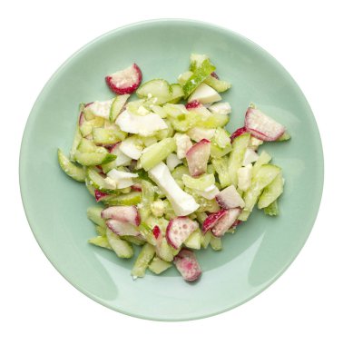 Beyaz arka planda izole bir plaka üzerinde salatalık ve yumurta ile salata. sağlıklı vejetaryen gıda üst görünümü. Asya mutfağı