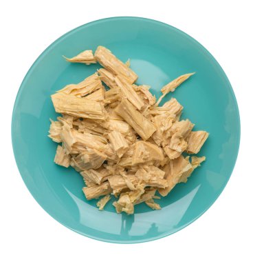 bir plaka üzerinde soya kuşkonus noodle, beyaz bir arka planda izole. sağlıklı gıda. Soya kuşkonus noodle üst görünüm.