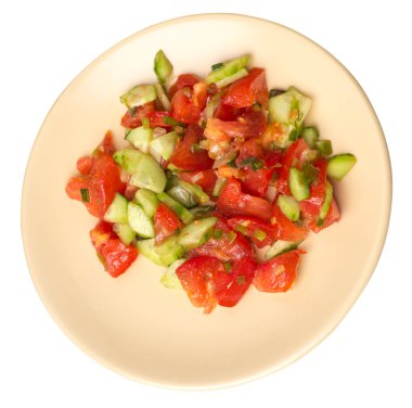 salatalık, domates ve yeşil soğan ile vejetaryen salata .beyaz arka plan üzerinde izole bir tabakta vegan salata.sağlıklı kahvaltı üst görünümü