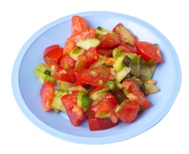 salatalık, domates ve yeşil soğan ile vejetaryen salata .beyaz arka plan üzerinde izole bir tabakta vegan salata.sağlıklı kahvaltı üst görünümü