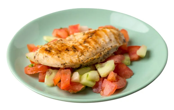 Salada de peito de frango grelhado com tomate, pepino e cebola. peito de frango grelhado em uma placa isolada em fundo branco . — Fotografia de Stock