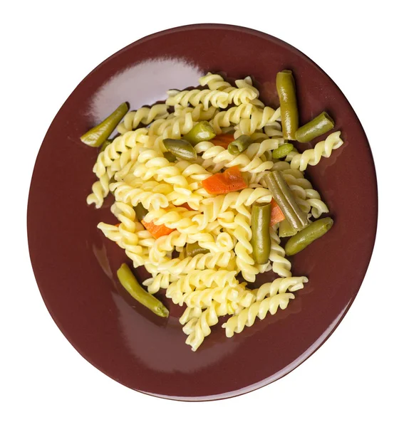 Макарони з зеленою квасолею з garlicand морква на тарілку, ізольовану на білому фоні. Середземноморської кухні. макарони вид зверху. — стокове фото