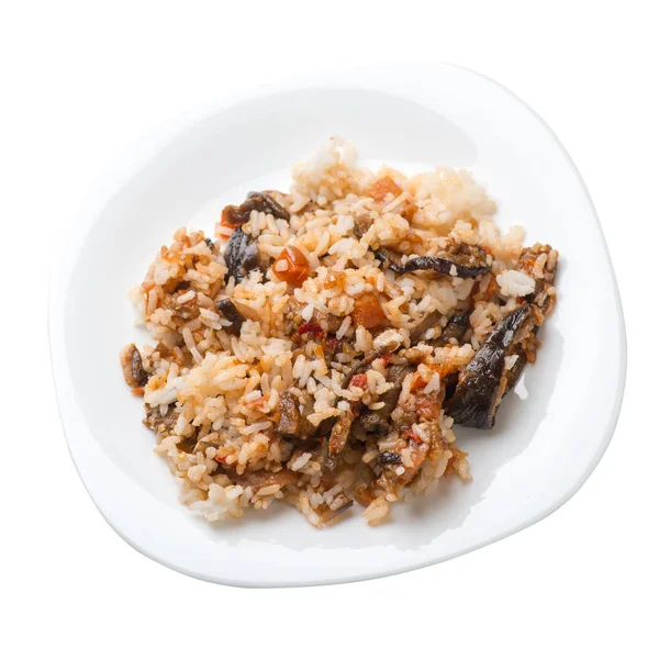 Arroz con calabacín estofado con tomates y pimientos en un plato. arroz con verduras aisladas sobre fondo blanco. comida vegetariana. Cocina asiática vista superior — Foto de Stock