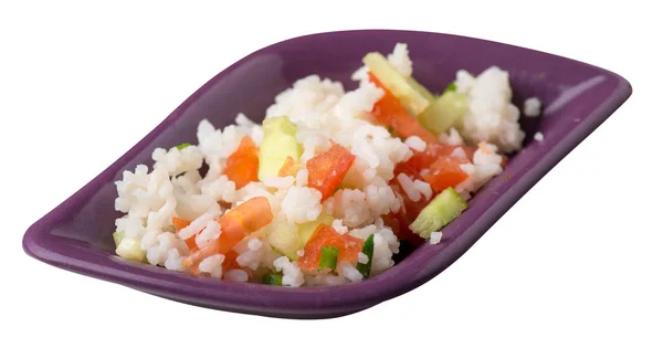 Рис з овочами на тарілці ізольований на білому тлі. рис з помідорами, огірками та цибулею  . — стокове фото