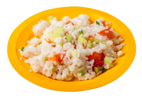 Arroz com verduras em uma chapa isolada em fundo branco. arroz com tomates, pepinos e cebolas  . — Fotografia de Stock