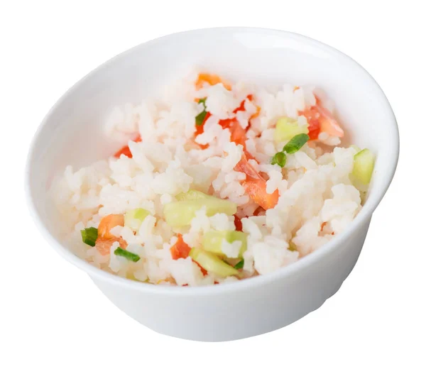 Рис с овощами на тарелке изолированы на белом фоне. рис с помидорами, огурцами и луком  . — стоковое фото