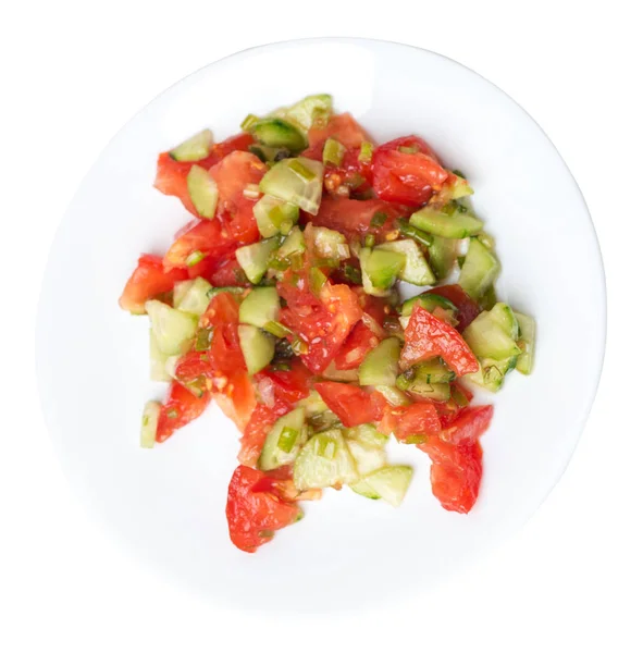 Vegetarischer Salat mit Gurken, Tomaten und grünen Zwiebeln. Veganer Salat auf einem auf weißem Hintergrund isolierten Teller. Gesundes Frühstück von oben — Stockfoto