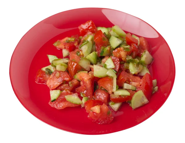 Ensalada vegetariana con pepinos, tomates y cebollas verdes. Ensalada vegana en un plato aislado sobre fondo blanco. — Foto de Stock