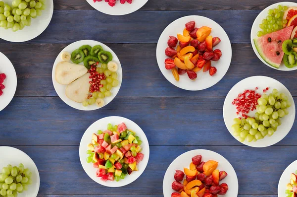 Fruit dieet. Fruit op een plaat op een houten achtergrond. Gezonde fo — Stockfoto