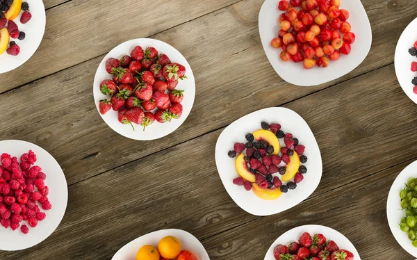 Frutas en un plato. comida vegetariana sobre fondo de madera. veganas f — Foto de Stock