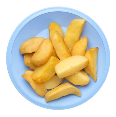 bir plaka üzerinde kızarmış patates takozlar. kızarmış patates sebzeler beyaz arka planda izole. Gıda üst görünümü