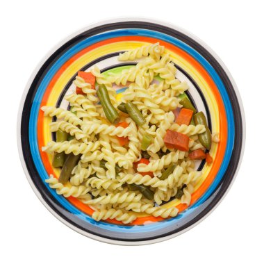 beyaz bir arka planda izole bir plaka üzerinde garlicand havuç ile yeşil fasulye ile makarna. Akdeniz mutfağı. Makarna üst görünümü.