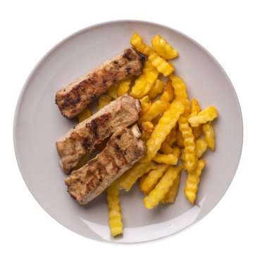 bir tabak üzerinde patates kızartması ile ızgara domuz kaburga. Beyaz arka planda patates kızartması ile domuz kaburga. patates üst görünümü ile kaburga