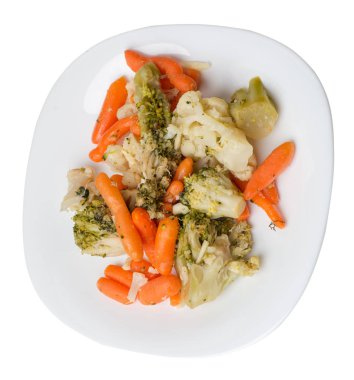 bir tabakta provencal sebzeler.beyaz arka planda izole edilmiş bir tabakta ızgara sebzeler.brokoli ve havuç bir tabak üst görünümünde.sağlıklı gıda