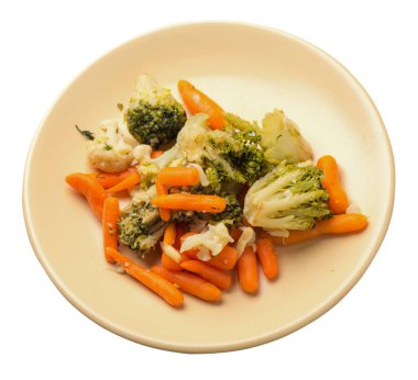 bir tabakta provencal sebzeler.beyaz arka planda izole edilmiş bir tabakta ızgara sebzeler.brokoli ve havuç bir tabak üst görünümünde.sağlıklı gıda