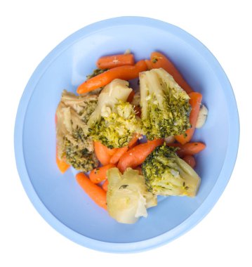 bir tabakta provencal sebzeler.beyaz arka planda izole edilmiş bir tabakta ızgara sebzeler.brokoli ve havuç bir tabak üst görünümünde.sağlıklı gıda