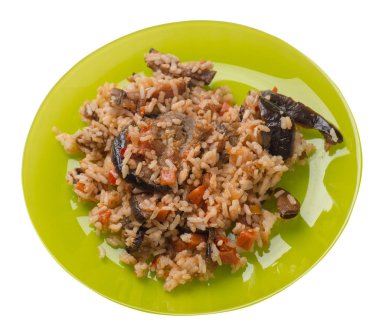 bir tabaktabakdomates ve biber ile kızarmış kabak ile pirinç. beyaz arka plan üzerinde izole sebze ile pirinç. vejetaryen yemek. Asya mutfağı üst görünümü