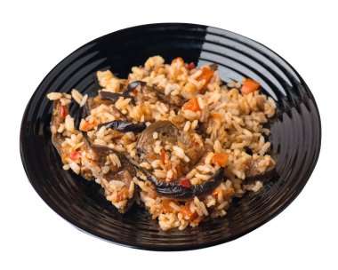 bir tabaktabakdomates ve biber ile kızarmış kabak ile pirinç. beyaz arka plan üzerinde izole sebze ile pirinç. vejetaryen yemek. Asya mutfağı üst görünümü