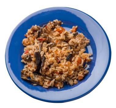 bir tabaktabakdomates ve biber ile kızarmış kabak ile pirinç. beyaz arka plan üzerinde izole sebze ile pirinç. vejetaryen yemek. Asya mutfağı üst görünümü