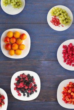 meyve bir plaka üzerinde. Vejetaryen gıda ahşap arka plan üzerinde. vegan gıda üstten görünüm