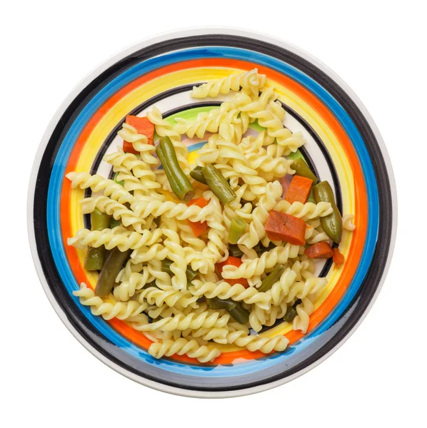 beyaz bir arka planda izole bir plaka üzerinde garlicand havuç ile yeşil fasulye ile makarna. Akdeniz mutfağı. Makarna üst görünümü.