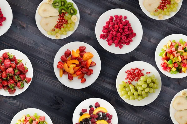 Fruit dieet. Fruit op een plaat op een houten achtergrond. Gezonde voeding — Stockfoto