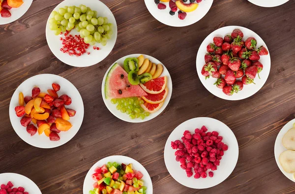 Meyve diyeti. Meyve ahşap arka plan üzerinde bir tabakta. Sağlıklı gıda — Stok fotoğraf