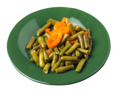 beyaz izole bir tabak üzerinde sarımsak ve havuç ile yeşil fasulye