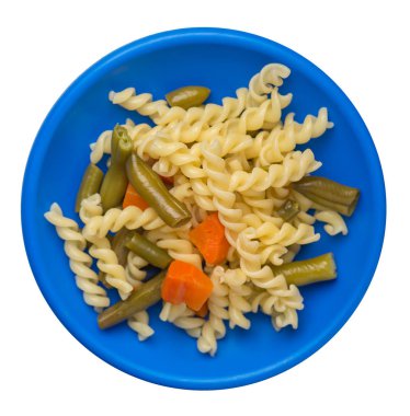 bir plaka üzerinde garlicand havuç ile yeşil fasulye ile makarna izole