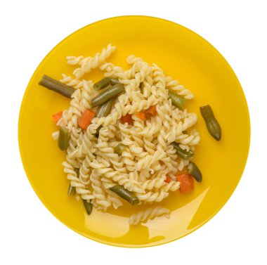 bir plaka üzerinde garlicand havuç ile yeşil fasulye ile makarna izole