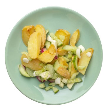 beyaz backg izole bir tabakta sebze ile patates dilimleri