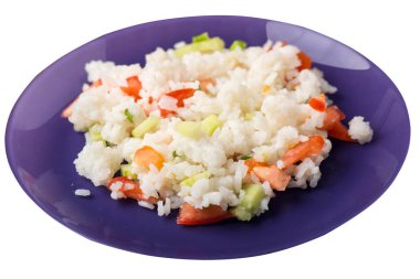 Beyaz arka planda izole bir plaka üzerinde sebze ile pirinç. R