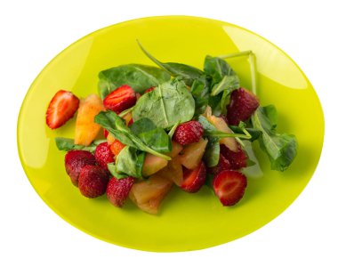  bir tabakta çilek, ananas ve ıspanak ile salata. frui