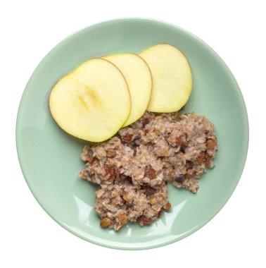 kuru üzüm ve elma ile çavdar gevreği bir tabakta. pullar izole