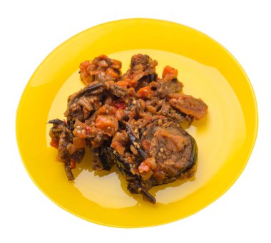 izole bir tabakta domates ve biber ile haşlanmış kabak