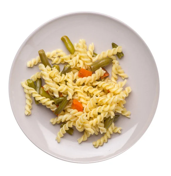 Macarrão com feijão verde com cenoura garlicand em um prato isolado — Fotografia de Stock