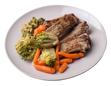 brokoli lahana, havuç ve sarımsak ile ızgara domuz kaburga