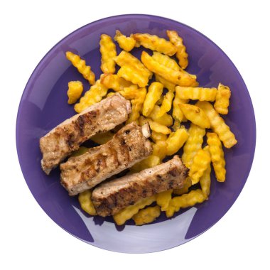 bir tabak üzerinde patates kızartması ile ızgara domuz kaburga. f ile domuz kaburga