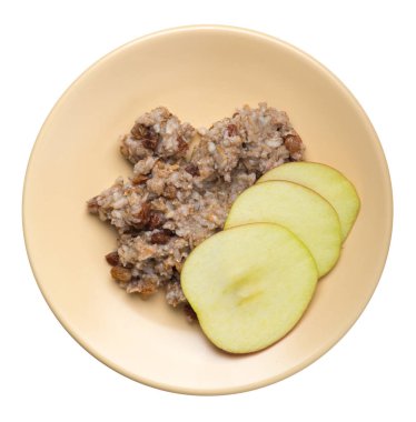 kuru üzüm ve elma ile çavdar gevreği bir tabakta. pullar izole