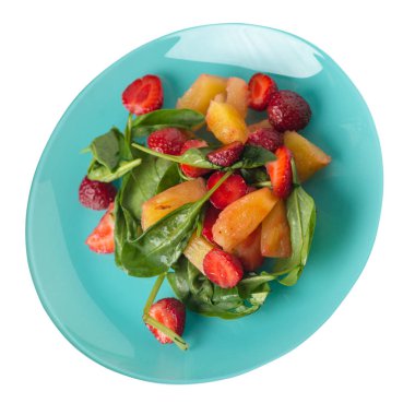  bir tabakta çilek, ananas ve ıspanak ile salata. frui