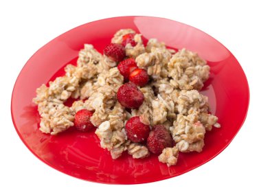 beyaz arka plan üzerinde izole bir tabak üzerinde çilek ile müsli